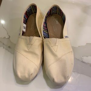 Toms Women’s Size 8 Cream Colored Slip On Shoes